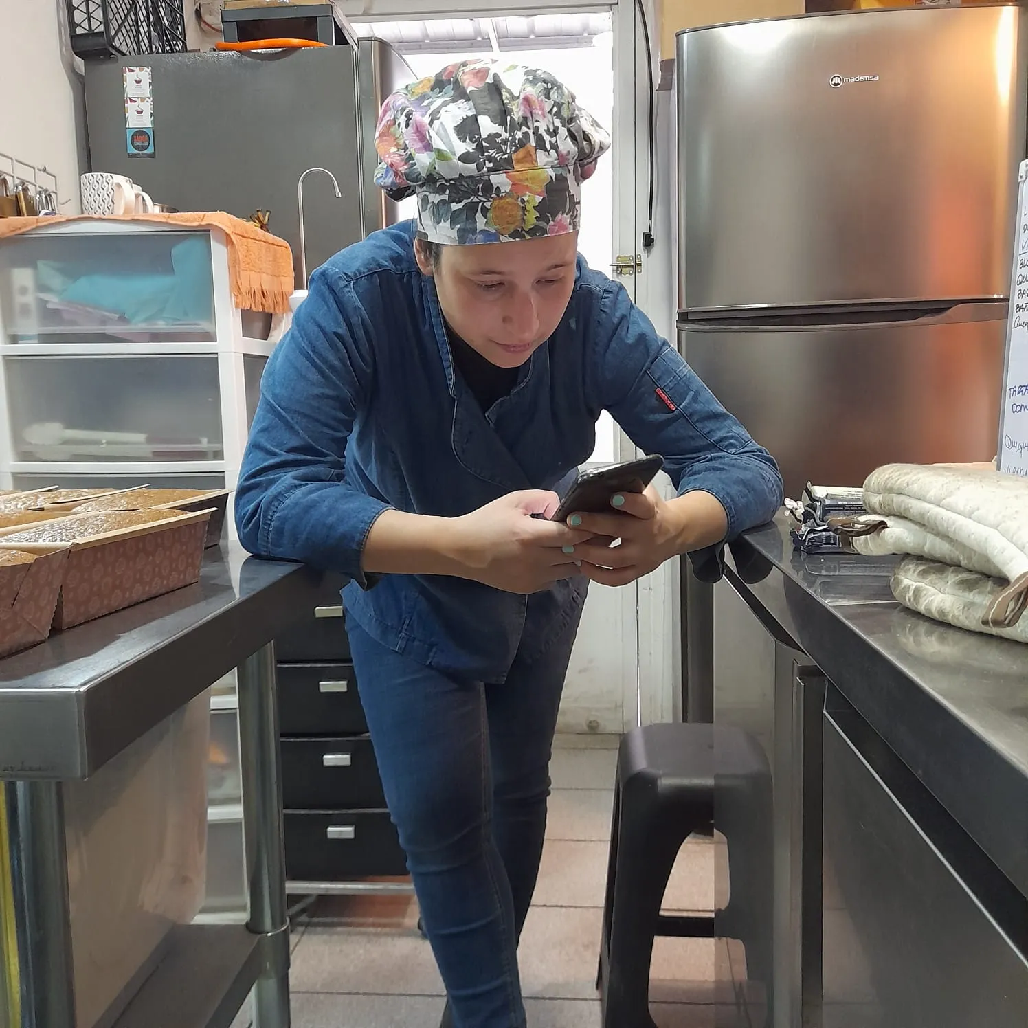 Cocina de Cocina Libre con queques recién horneados