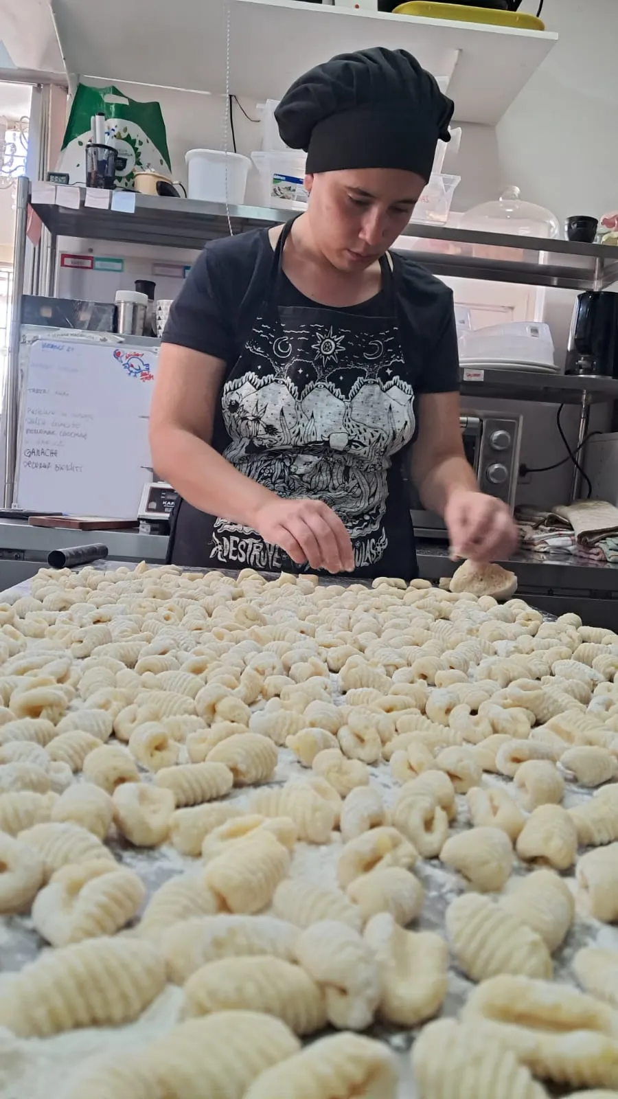 Dani Marrazzo preparando gnocchis a mano