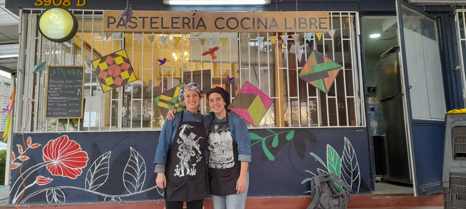 Las dos fundadoras de Cocina Libre en la puerta de su local en Macul