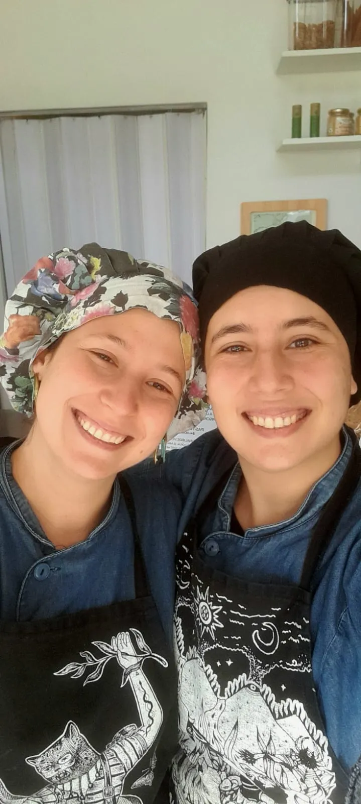 Gigi y Dani Marrazzo sonriendo juntas en la cocina de Cocina Libre