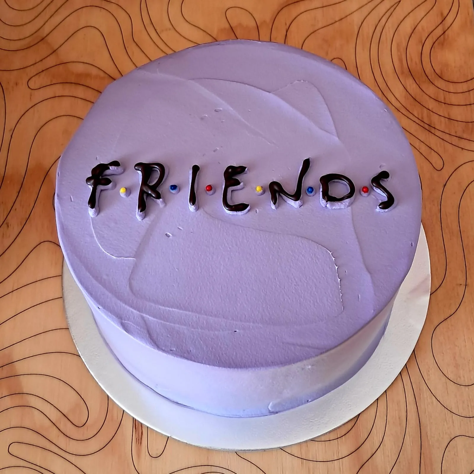 Torta vegana personalizada de cumpleaños con letras de chocolate 'Friends', cobertura lila