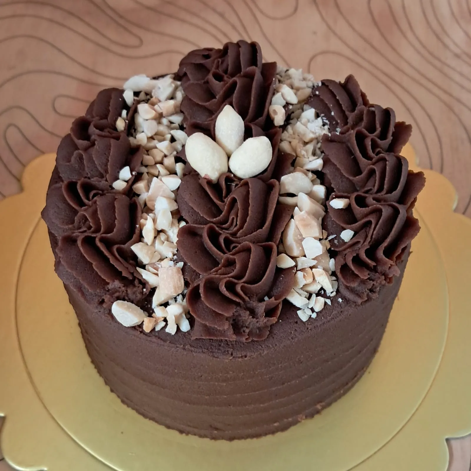 Torta vegana de chocolate con rosetones de ganache de chocolate y maní, hecha a pedido