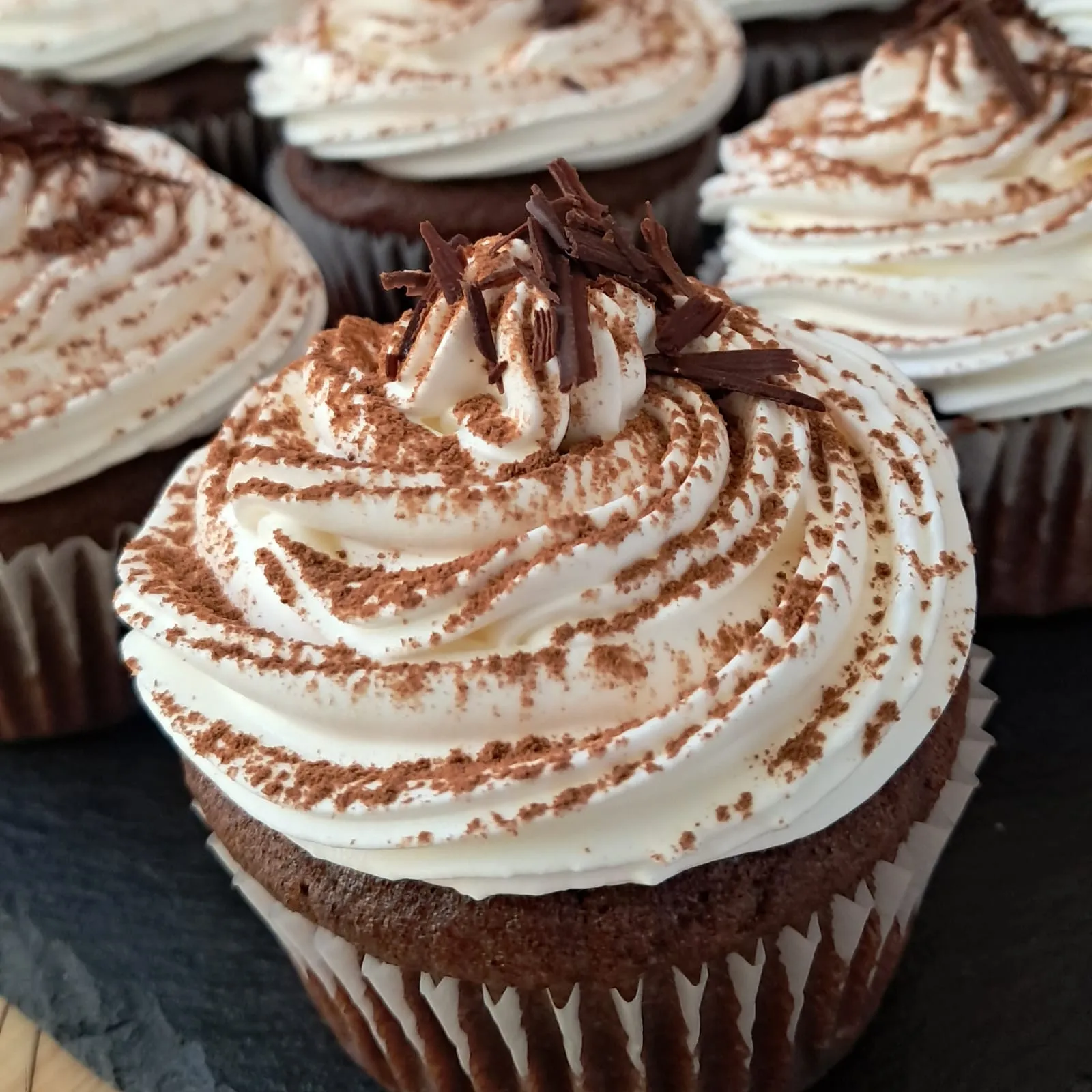 Cupcakes veganos de chocolate con crema batida y viruta de chocolate