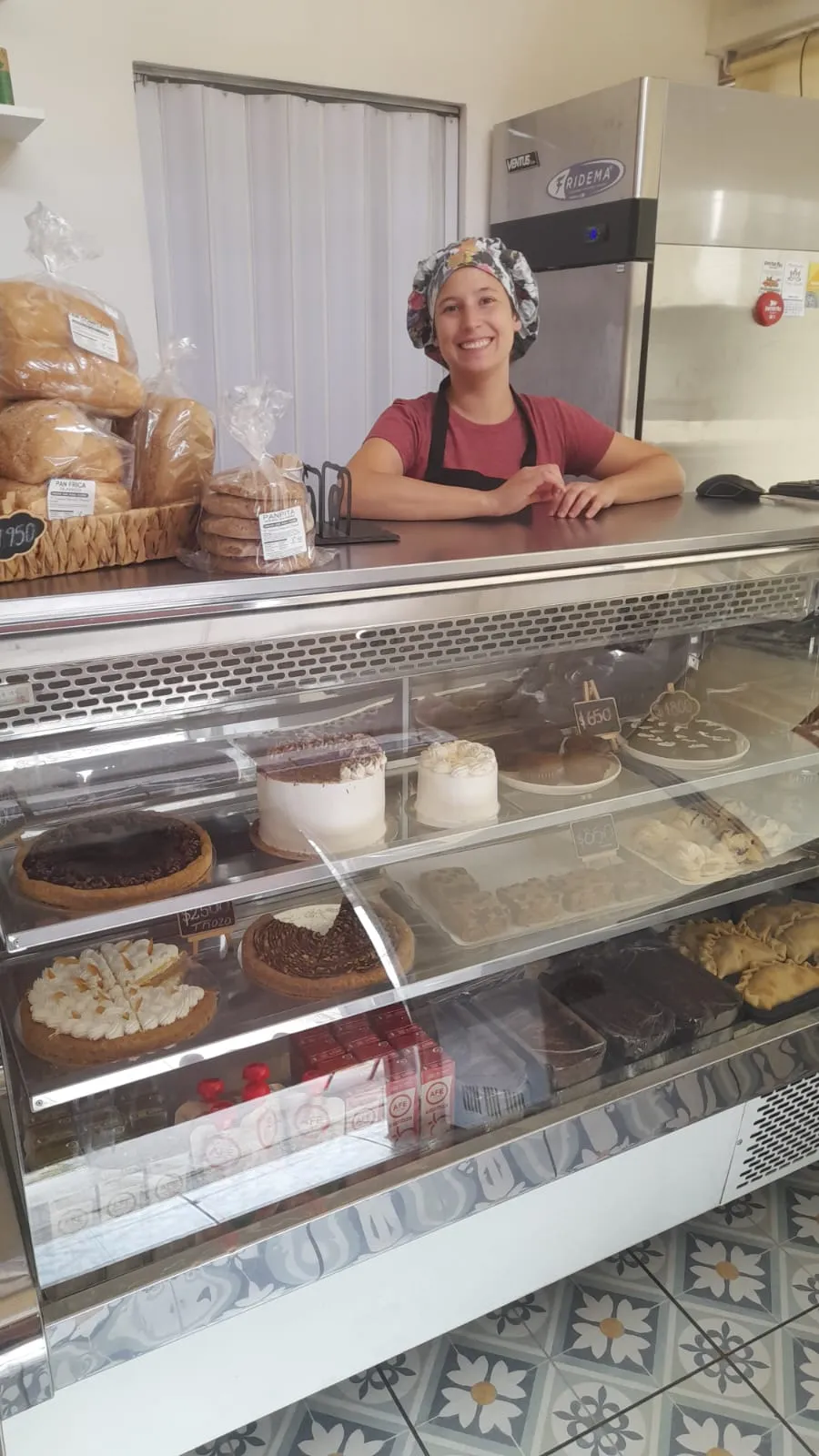 Vitrina de Cocina Libre con tortas y pan recién hechos